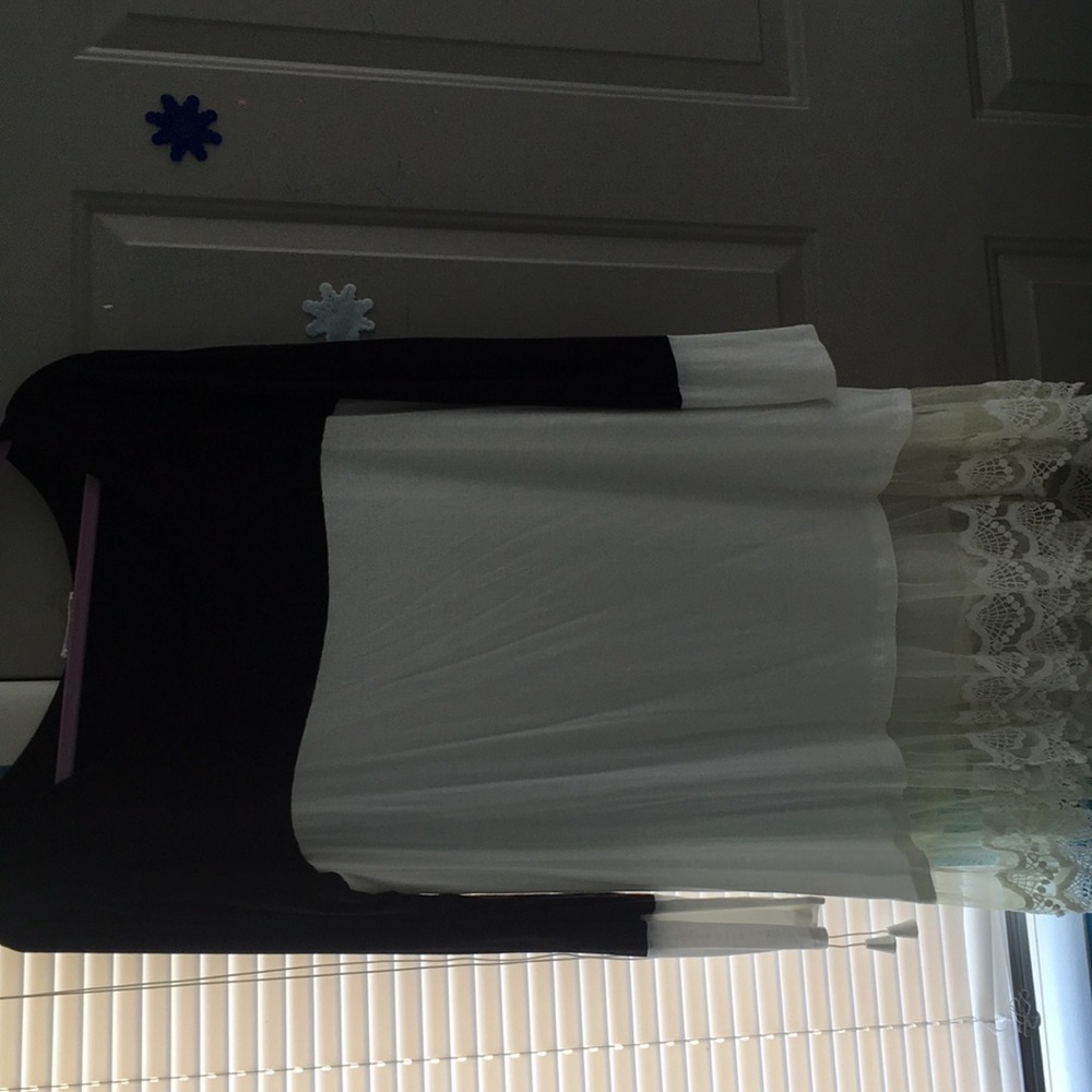 Black and white tunic top